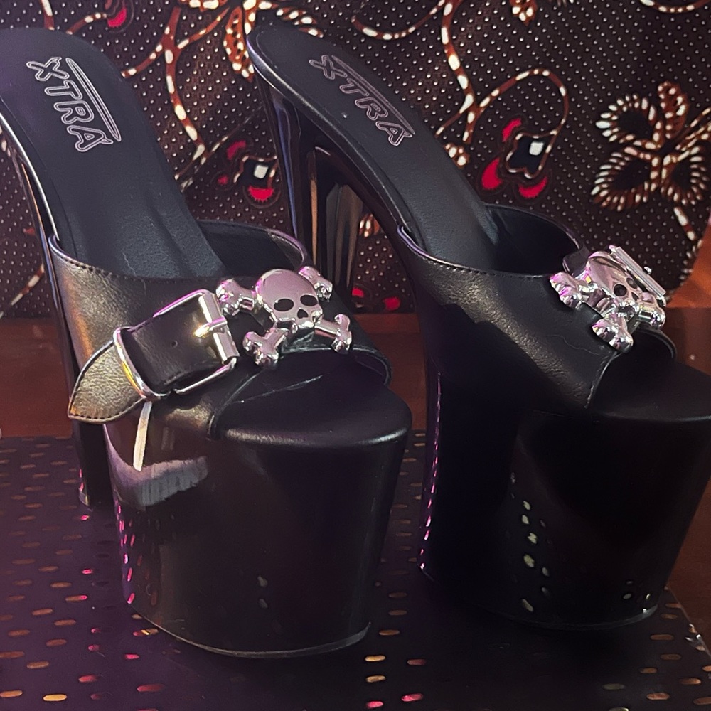 Black high heels with skulls